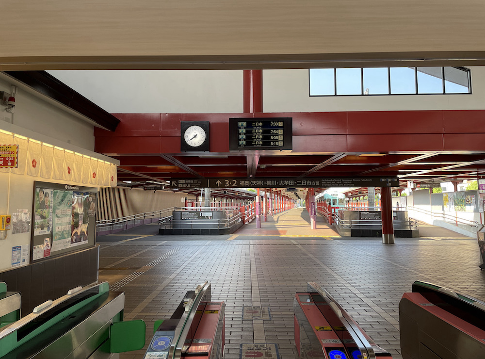 西鉄電車太宰府駅の構内を撮影した画像。